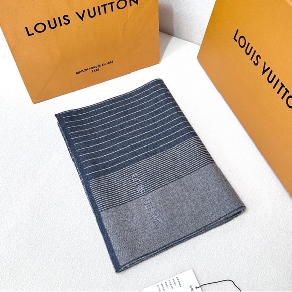 Louis Vuitton Men's Scarf in Charcoal and Light Gray - Picture 3 of 6